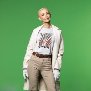 Nature Moderne t-shirt worn by a mature woman.